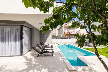 Kaštel Kambelovac Villa for 10 Guests with Pool