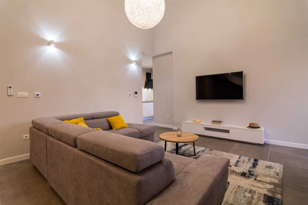 Kaštel Kambelovac Villa for 10 Guests with Pool