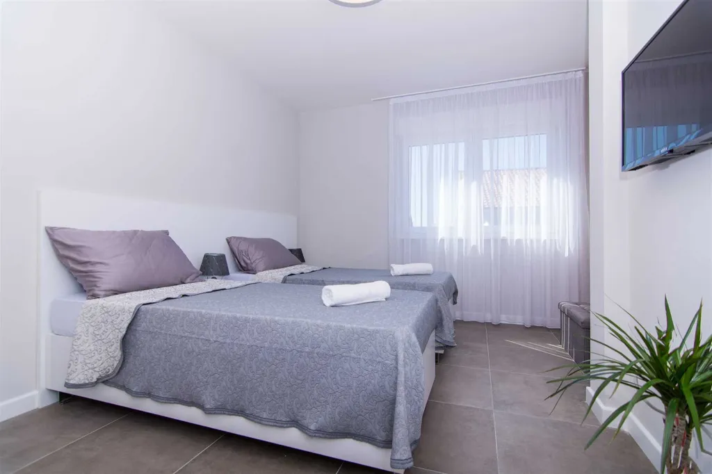 Kaštel Kambelovac Villa for 10 Guests with Pool