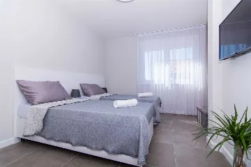 Kaštel Kambelovac Villa for 10 Guests with Pool