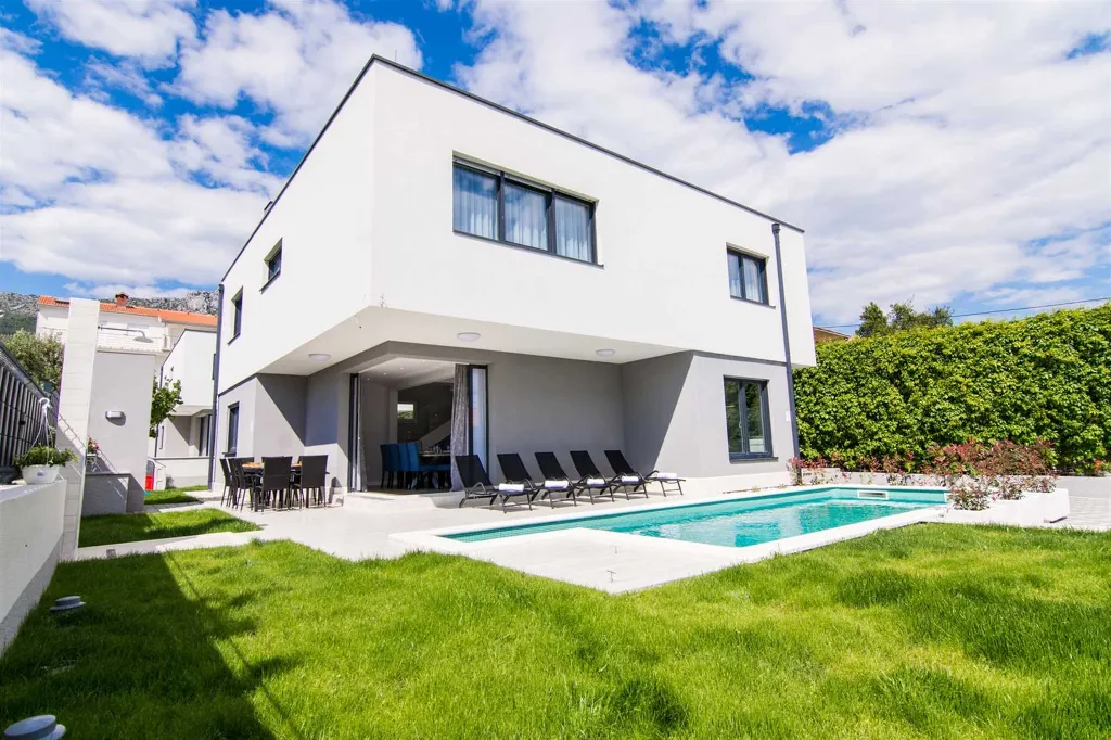 Kaštel Kambelovac Villa for 10 Guests with Pool