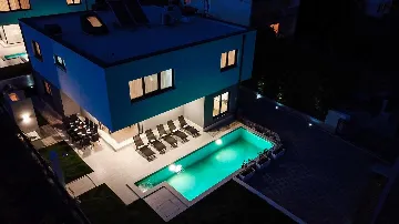 Villa with Private Pool for 10 in Kaštel Kambelovac
