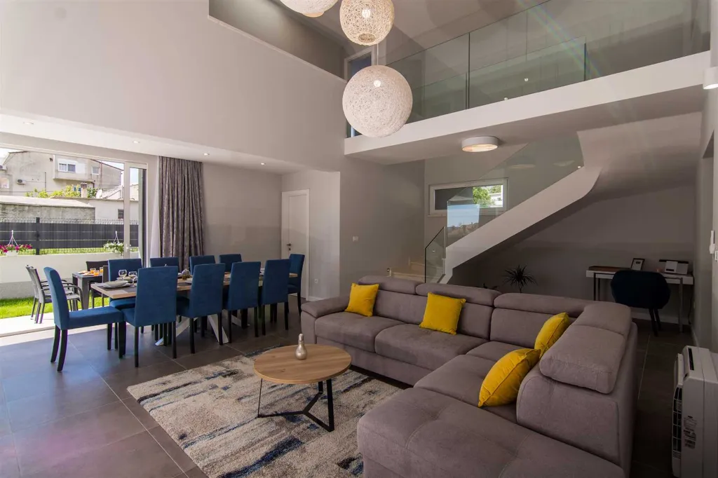 Villa with Private Pool for 10 in Kaštel Kambelovac