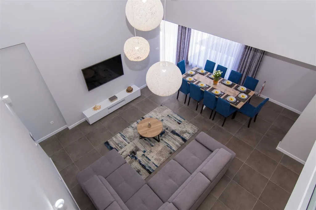 Villa with Private Pool for 10 in Kaštel Kambelovac