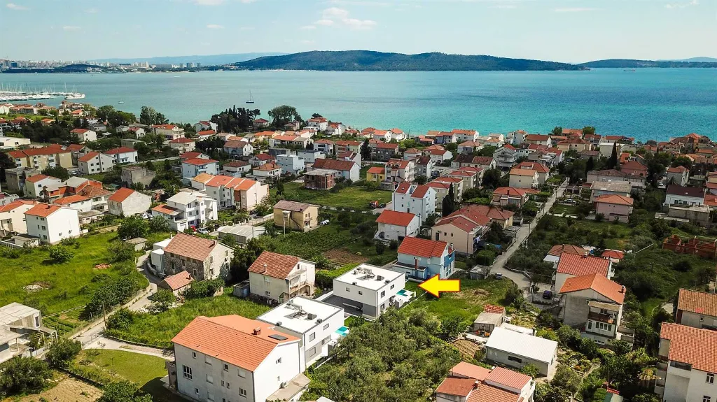Villa with Private Pool for 10 in Kaštel Kambelovac