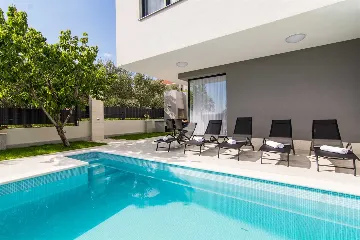 Villa with Private Pool for 10 in Kaštel Kambelovac