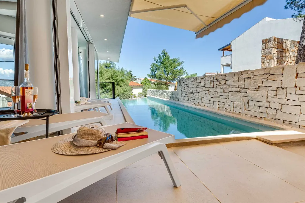 Villa in Vrboska for 8 Guests with Heated Pool