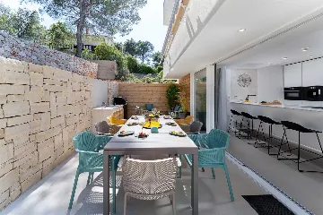 Villa in Vrboska for 8 Guests with Heated Pool