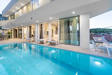 Villa in Vrboska for 8 Guests with Heated Pool