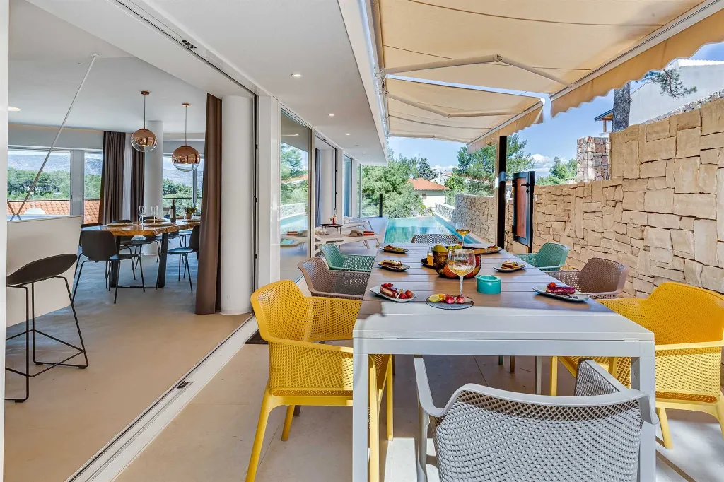 Villa in Vrboska for 8 Guests with Heated Pool