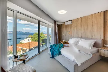 Villa in Vrboska for 8 Guests with Heated Pool