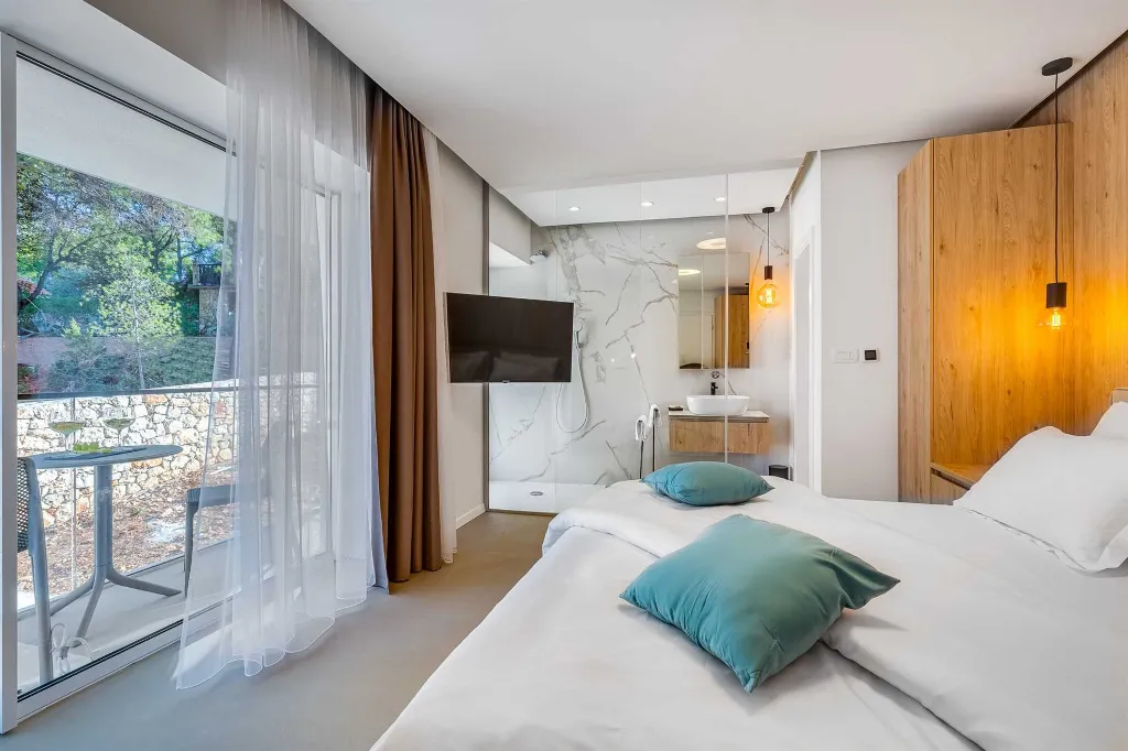 Villa in Vrboska for 8 Guests with Heated Pool