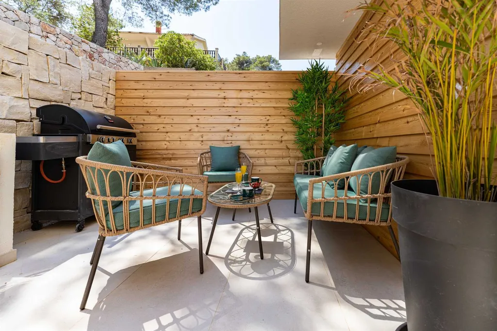 Villa in Vrboska for 8 Guests with Heated Pool