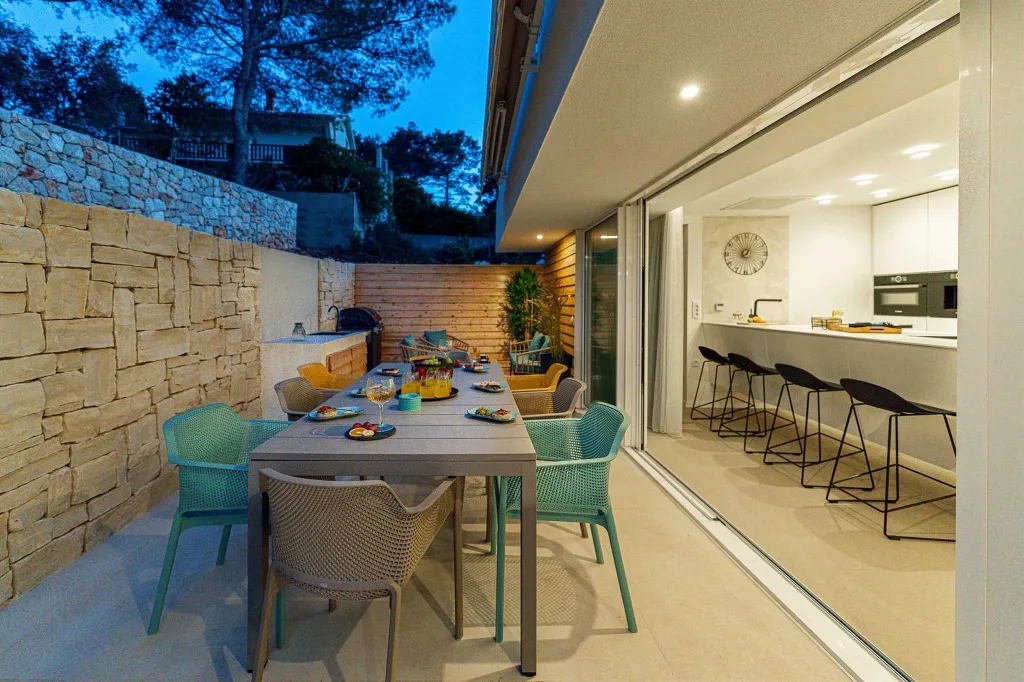 Villa in Vrboska for 8 Guests with Heated Pool