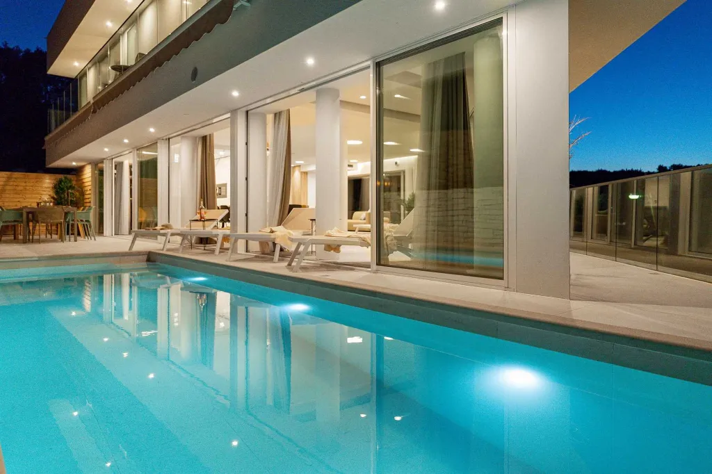Villa in Vrboska for 8 Guests with Heated Pool