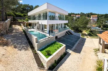 Villa in Vrboska for 8 Guests with Heated Pool