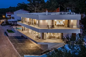 Villa in Vrboska for 8 Guests with Heated Pool