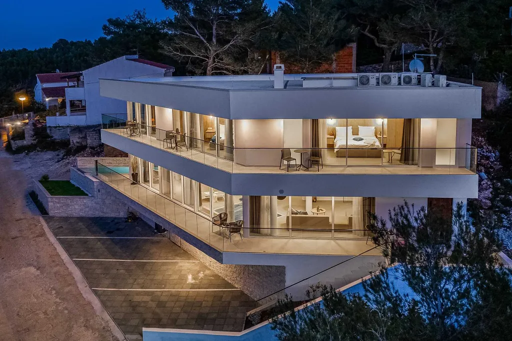 Villa in Vrboska for 8 Guests with Heated Pool