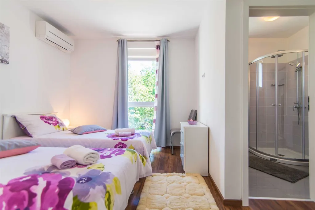 Villa with Private Pool for 6 Guests in Santalezi