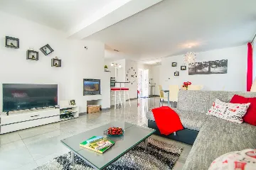 Villa with Private Pool for 6 Guests in Santalezi