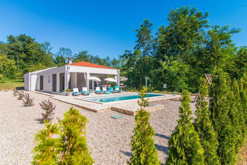 Villa with Private Pool for 6 Guests in Santalezi