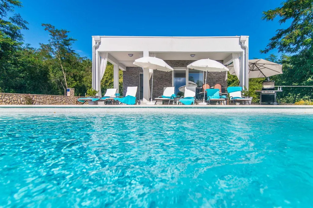Villa with Private Pool for 6 Guests in Santalezi