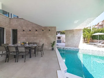 7-Bedroom Villa in Trogir for up to 14 Guests