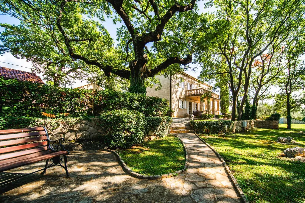 4-Bedroom Villa in Čilipi with Private Heated Pool