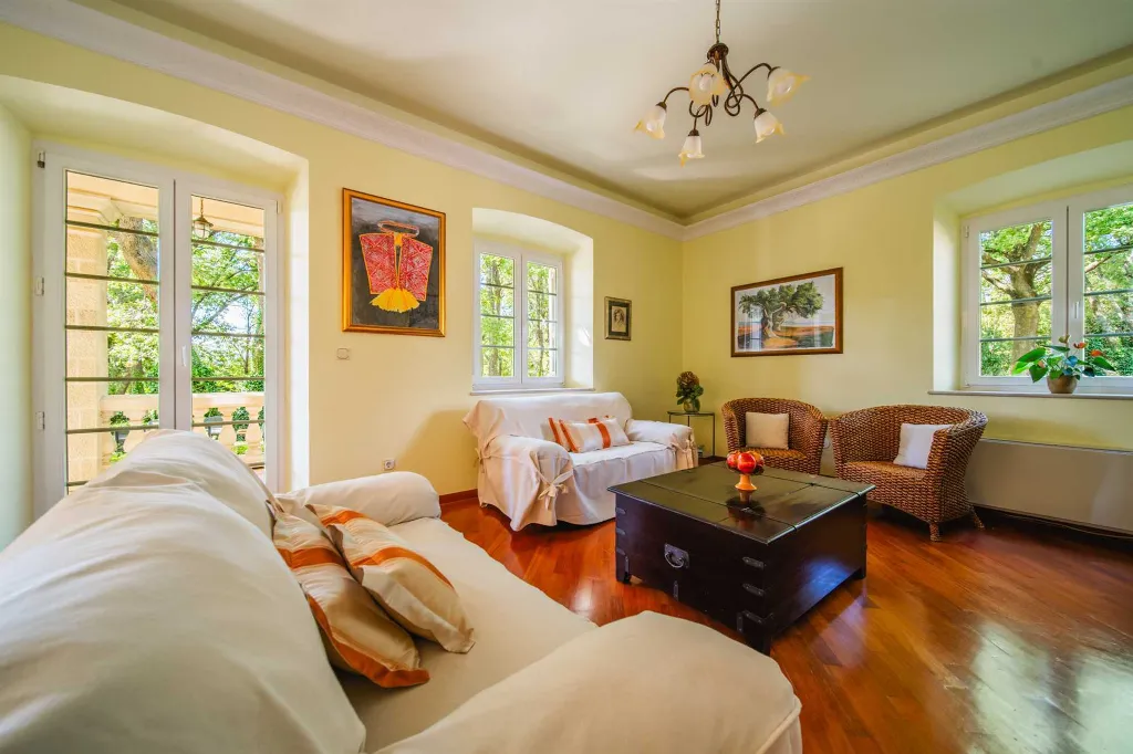 4-Bedroom Villa in Čilipi with Private Heated Pool