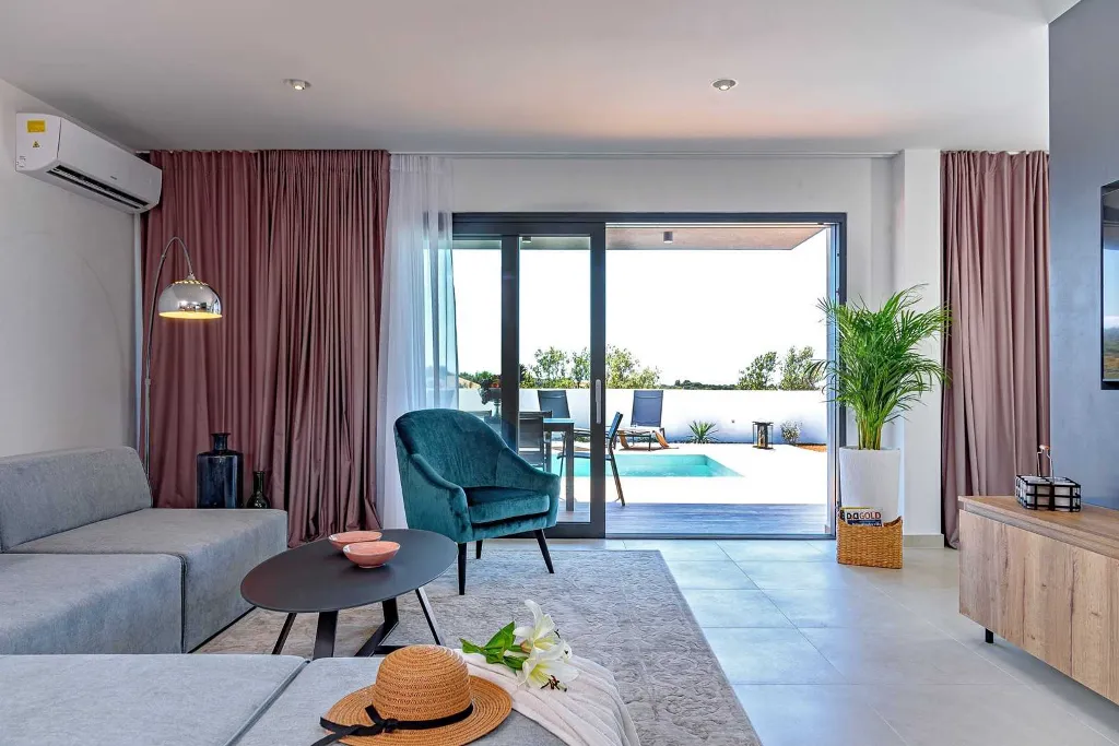 Villa for 8 Guests with Sea Views in Ražanj