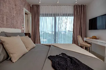 Villa for 8 Guests with Sea Views in Ražanj