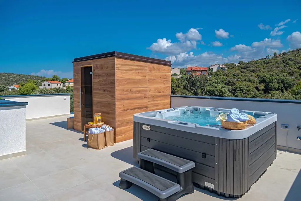 Villa for 8 Guests with Sea Views in Ražanj