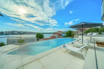 5-Bedroom Villa in Zatoglav with Heated Pool