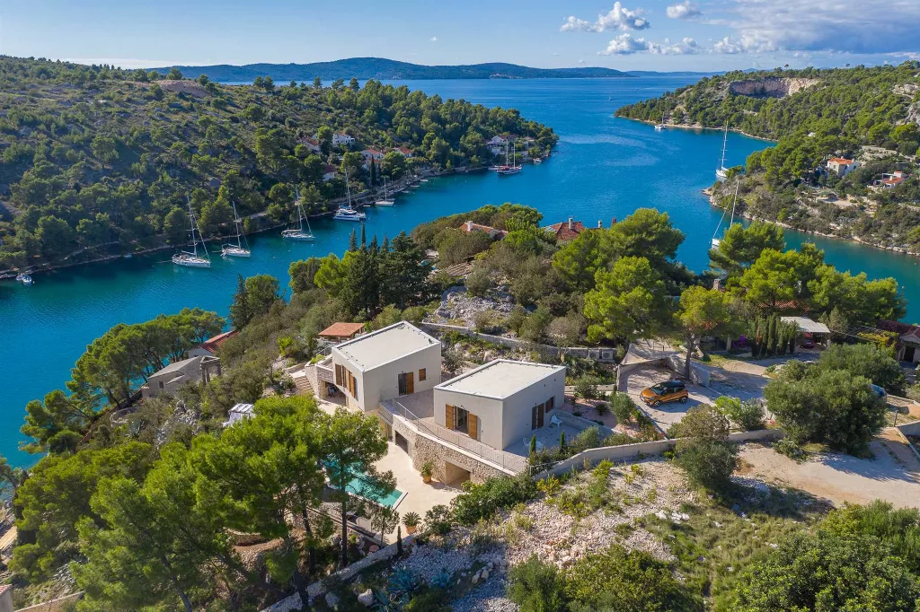 Bobovisca 4-Bedroom Villa for Up to 8 Guests