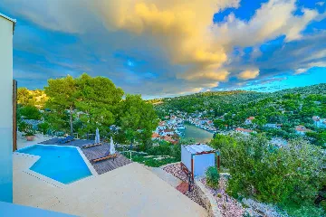 Bobovisca 4-Bedroom Villa for Up to 8 Guests