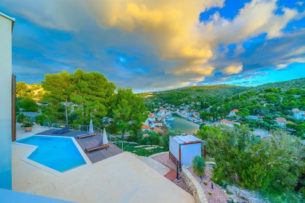 Bobovisca 4-Bedroom Villa for Up to 8 Guests
