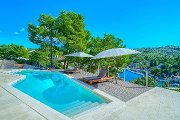 Bobovisca 4-Bedroom Villa for Up to 8 Guests