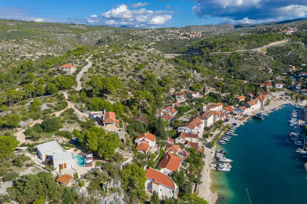 Villa for Two in Bobovišća with Private Heated Pool
