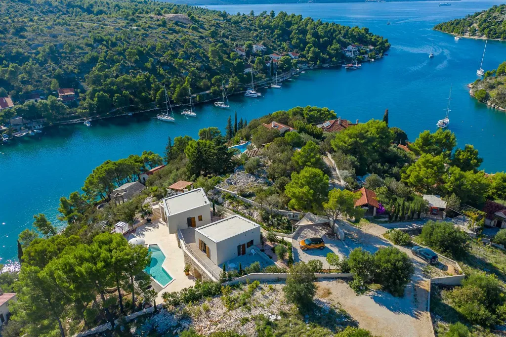 Villa for Two in Bobovišća with Private Heated Pool