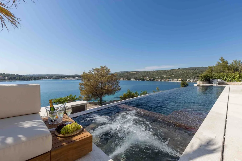 3-Bedroom Villa with Private Heated Pool in Zatoglav