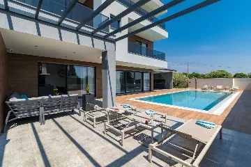 Villa in Fažana with Private Pool for 8 Guests