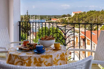 Milna 4-Bedroom Villa with Heated Pool for 8