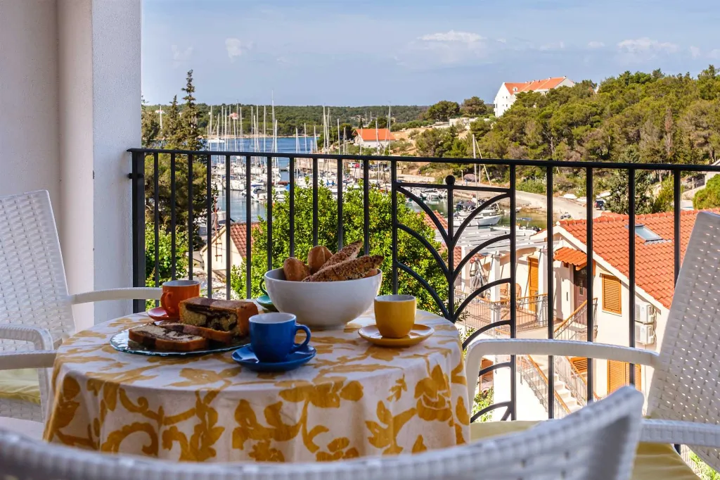 Milna 4-Bedroom Villa with Heated Pool for 8