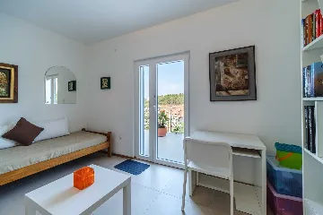 Milna 4-Bedroom Villa with Heated Pool for 8