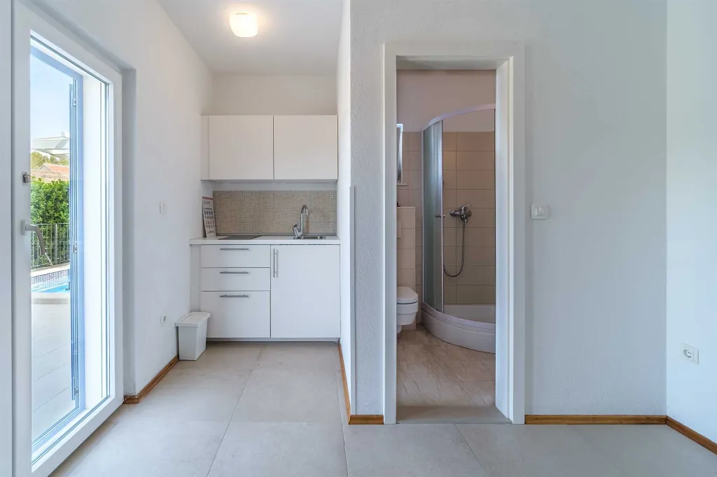 Milna 4-Bedroom Villa with Heated Pool for 8