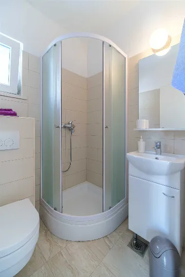 Milna 4-Bedroom Villa with Heated Pool for 8