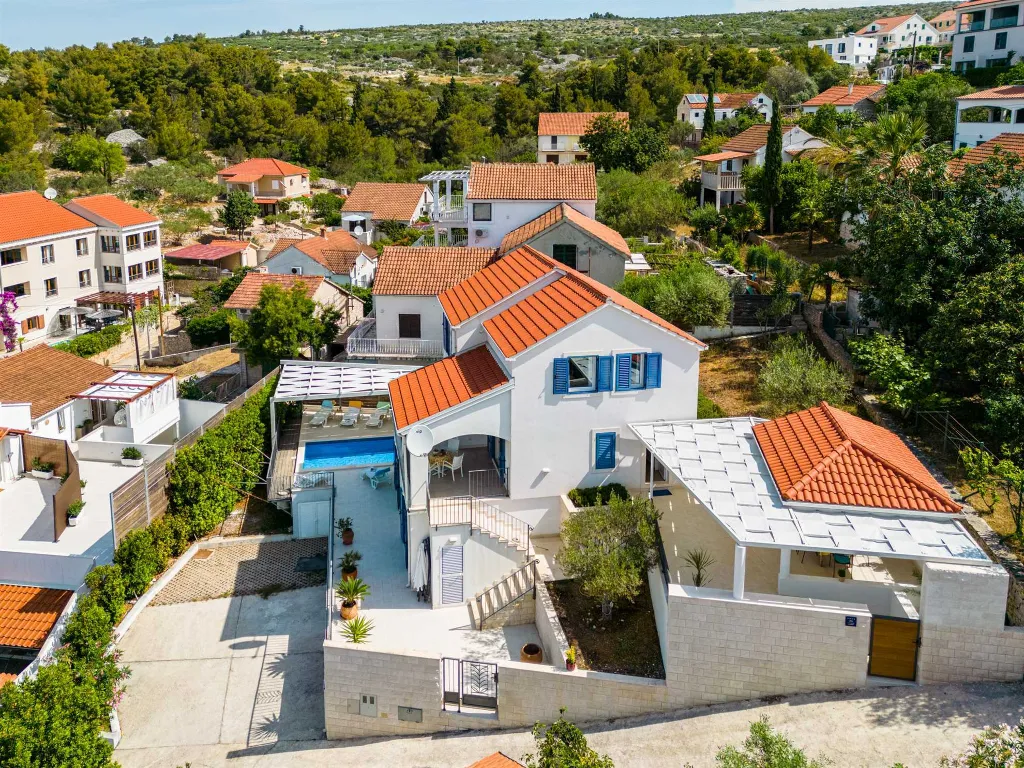 Milna 4-Bedroom Villa with Heated Pool for 8