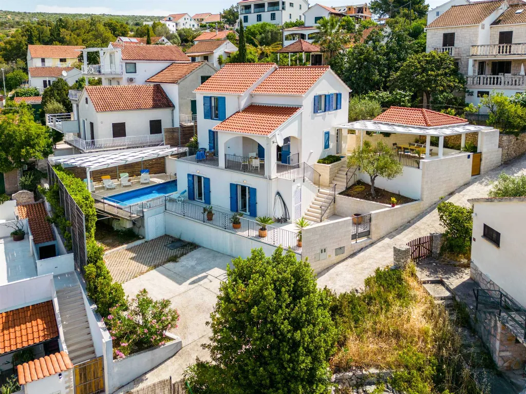 Milna 4-Bedroom Villa with Heated Pool for 8