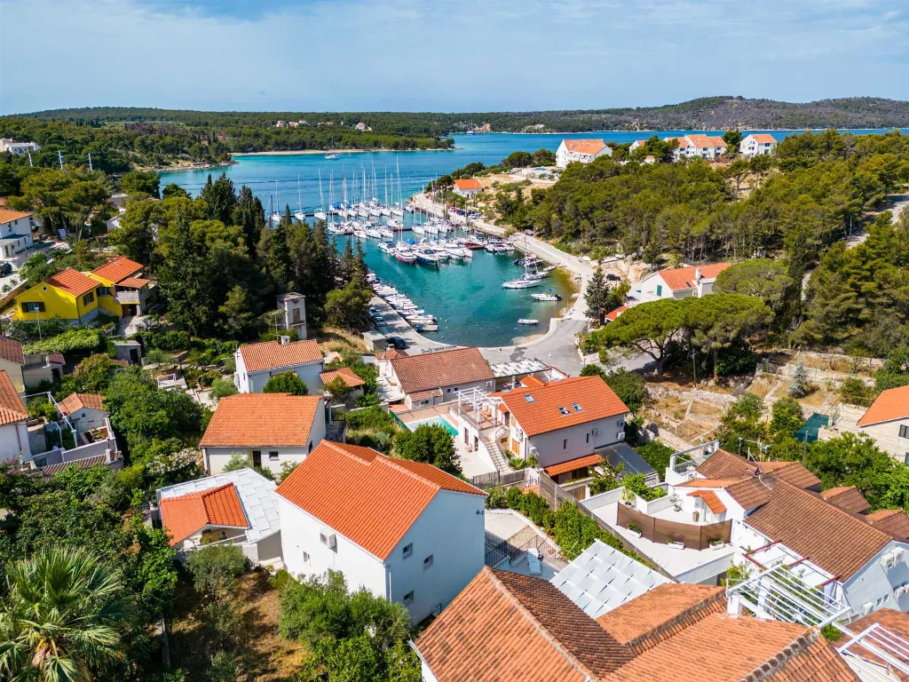 Milna 4-Bedroom Villa with Heated Pool for 8