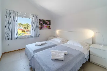 Milna 4-Bedroom Villa with Heated Pool for 8